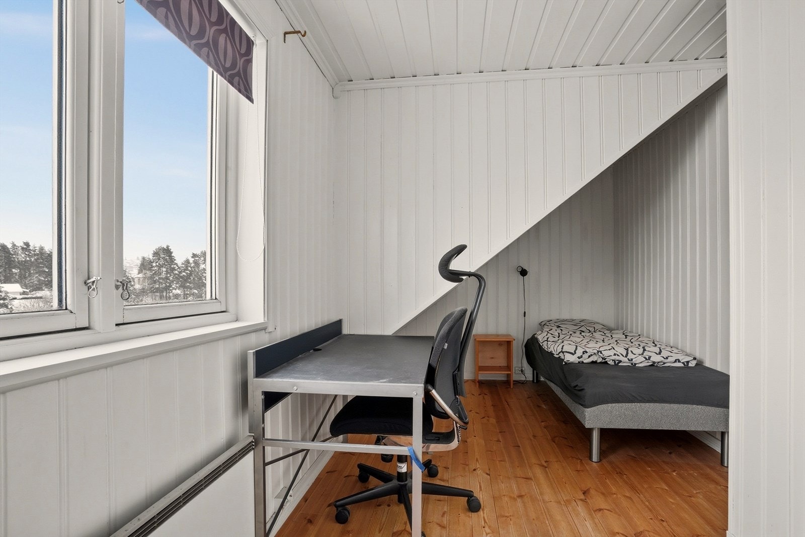 Soverom 2 med seng og skrivepult. Galleribilde