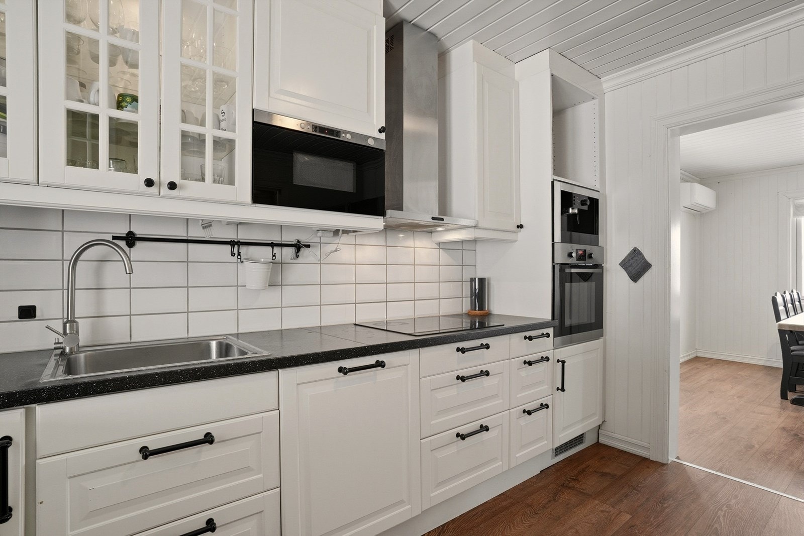 Kjøkkenet er fra ca. 2012, vegg mellom over/underskap er flislagt. Galleribilde