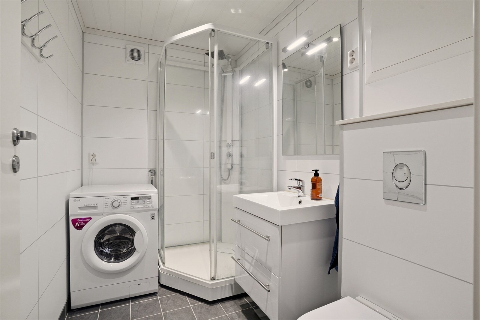 Innredet rom som ikke er søkt eller godkjent som rom til varig opphold. Badet er oppusset i 2016. Veggene har baderomsplater med sokkelflis. Taket har MDF-panel. Gulvet er flislagt. Rommet har elektriske varmekabler. Galleribilde