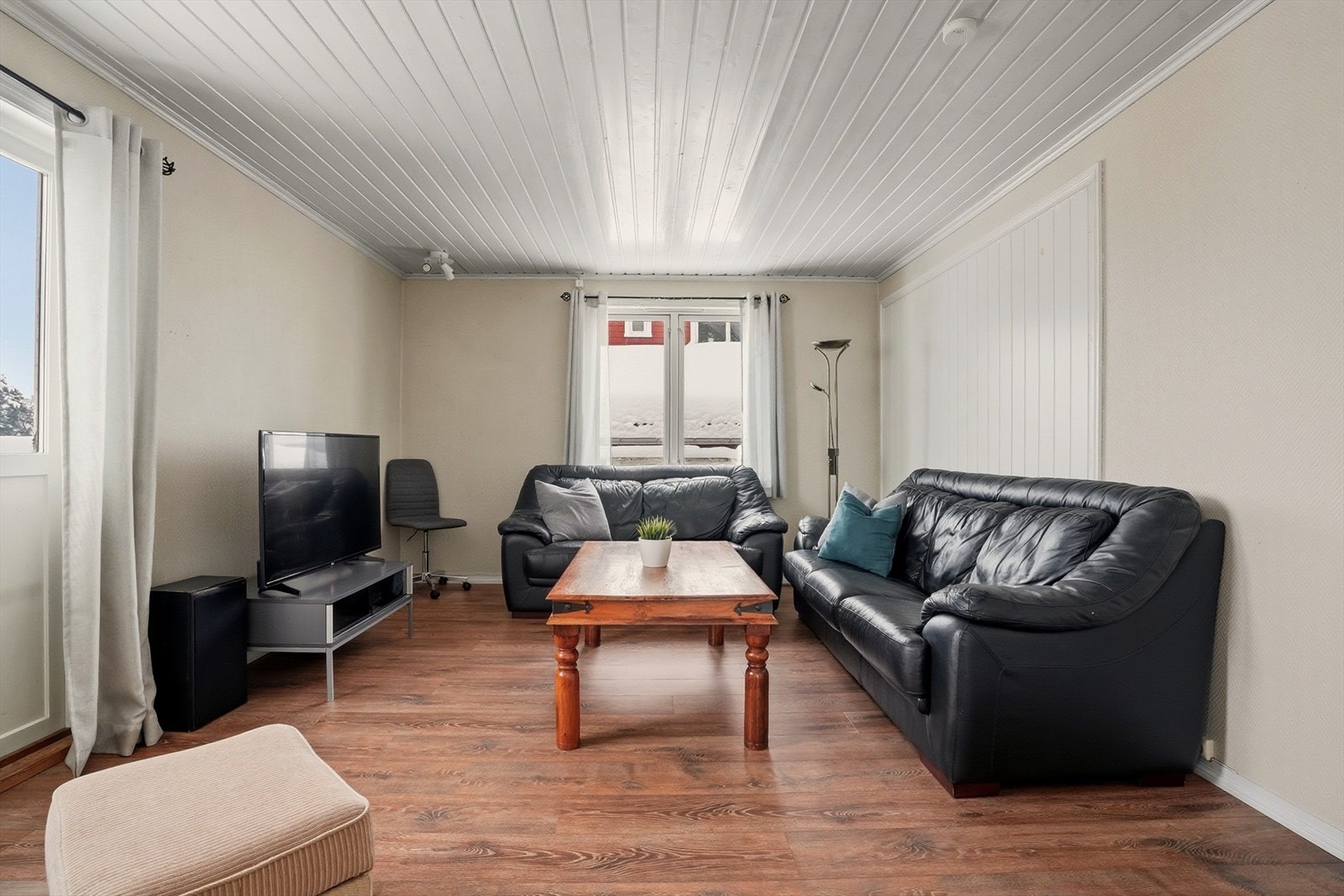 Stuen i 1.etasje har laminat på gulv og strie på vegger. Galleribilde