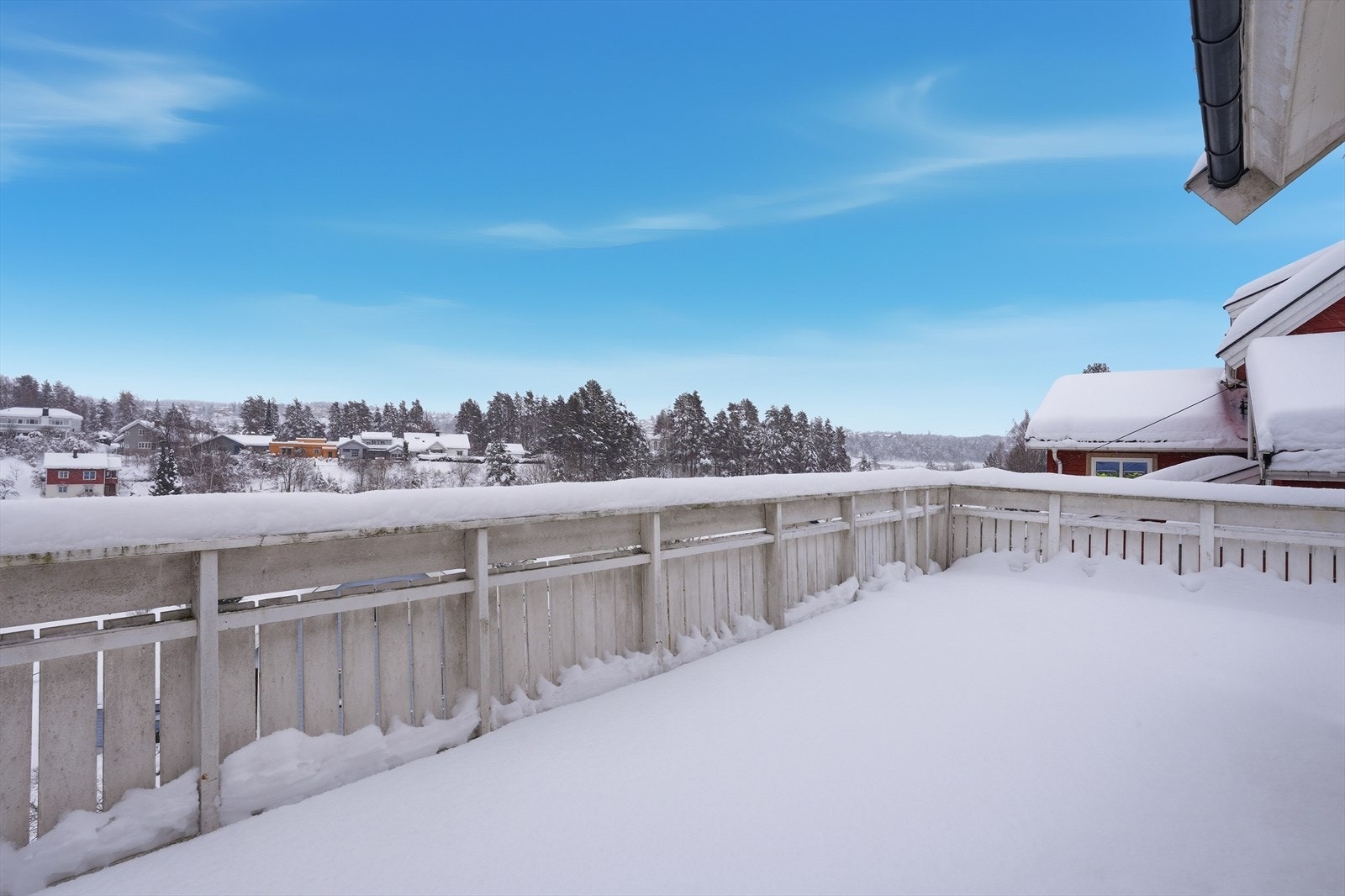 Fra stuen er det direkte ut til en større terrasse på ca. 38 kvm. Galleribilde