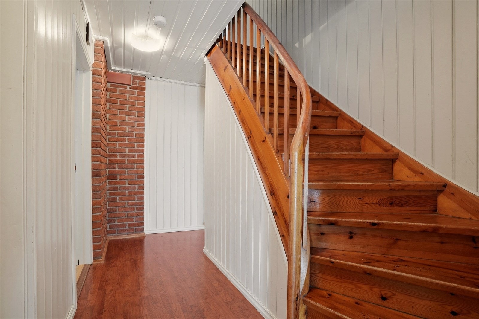 Boligen går over 2.etasjer og underetasje. Galleribilde