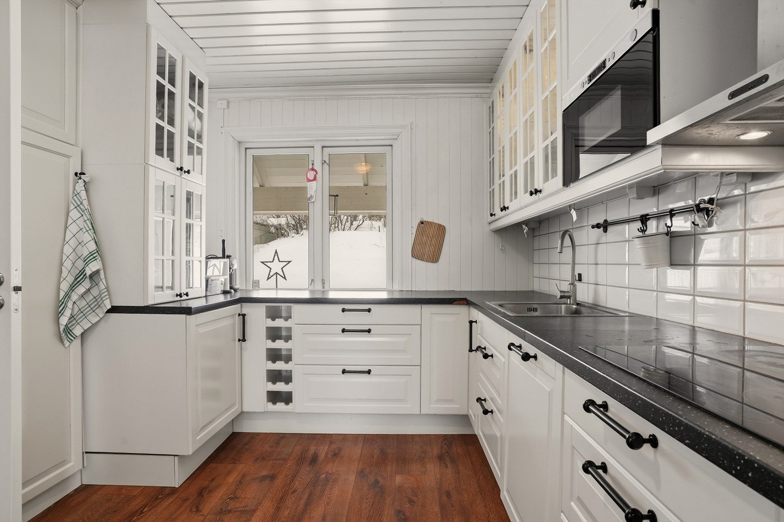 Kjøkkeninnredningen har profilerte fronter og laminert benkeplate. Kjøkkenet er utstyrt med vaskekum, nedfelt platetopp, ventilator, stekeovn, oppvaskmaskin, kjøl/frys, kaffemaskin og Micro. Det er kjøkkenventilator med avtrekk ut. Galleribilde