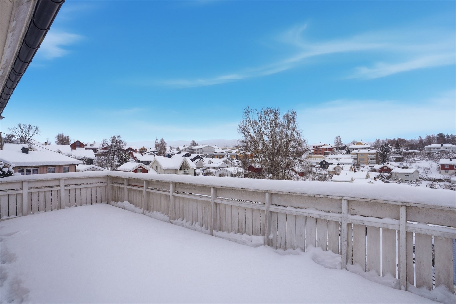 Det er god plass til både sittegruppe og loungemøbler på terrassen. Galleribilde