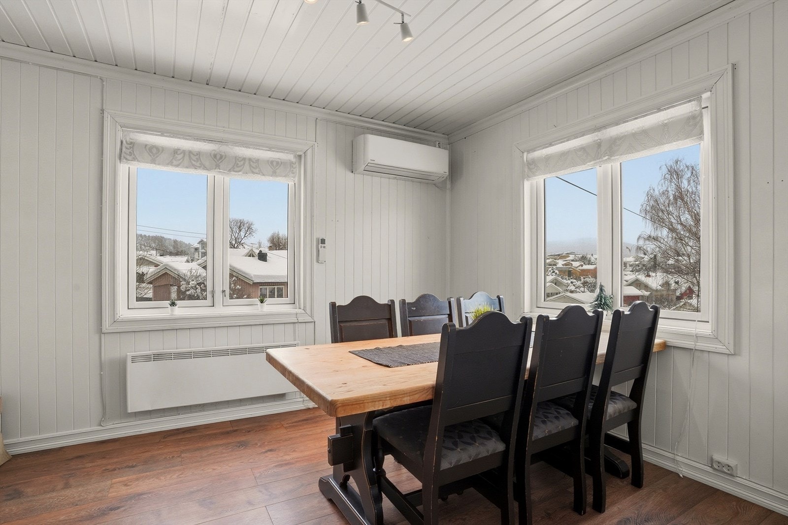 Det er laminat på gulv og malt panel på vegger. Galleribilde