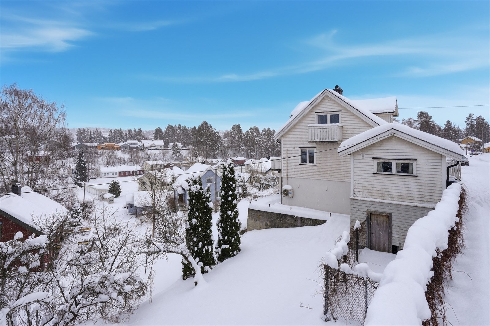 Eiendommen ligger i et eldre, etablert og populært boligområde på vestsida av byen. Galleribilde