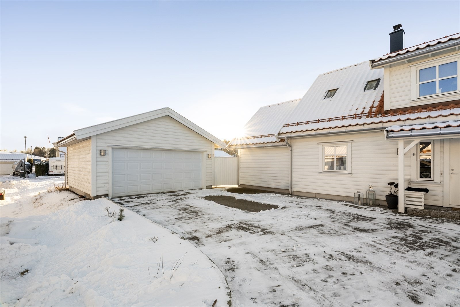 Godt gårdstun med gode parkeringsforhold og dobbel garasje med lagringsloft. Galleribilde