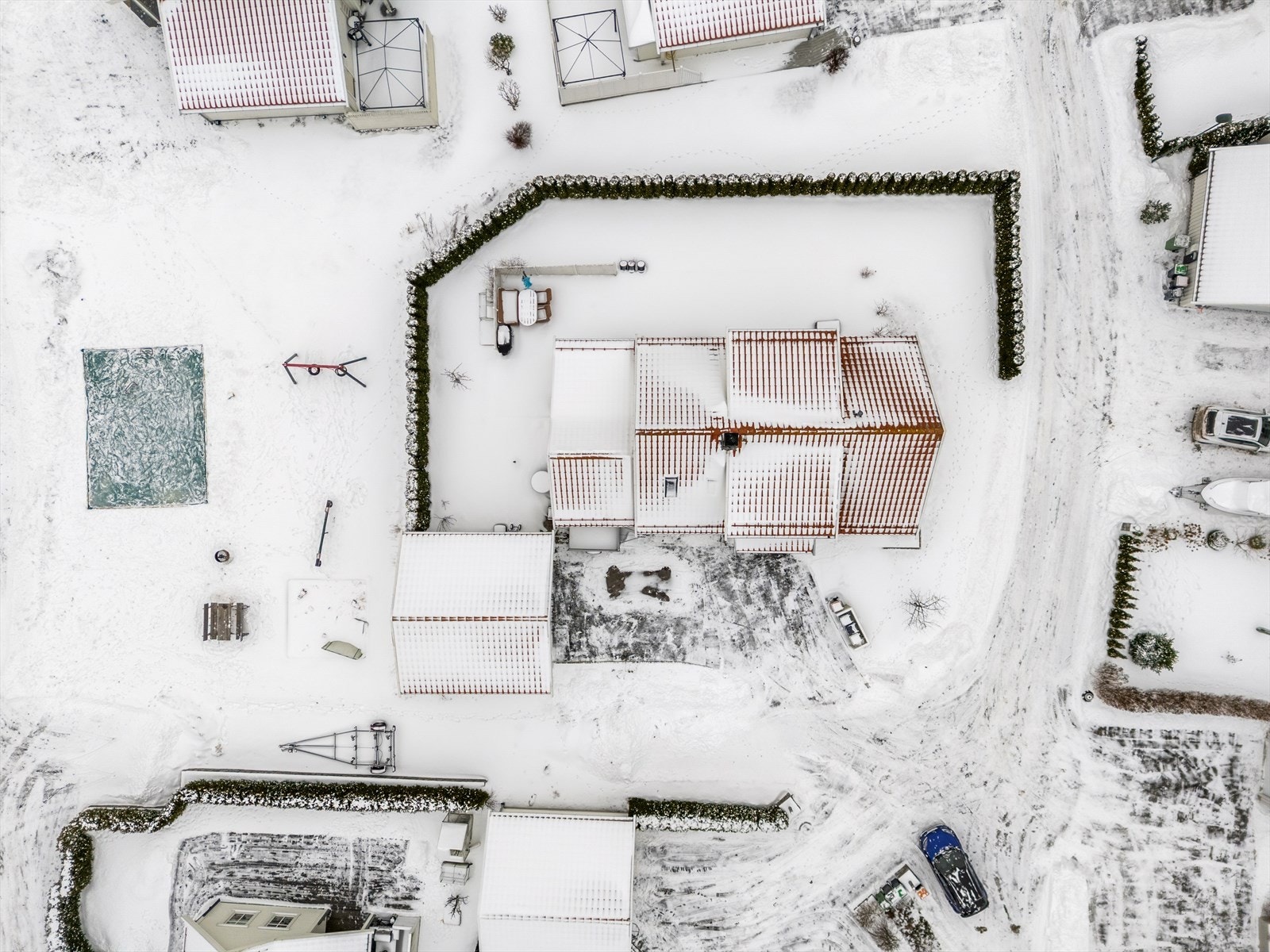 Dronefoto som viser tomtens fine "innramming". Galleribilde