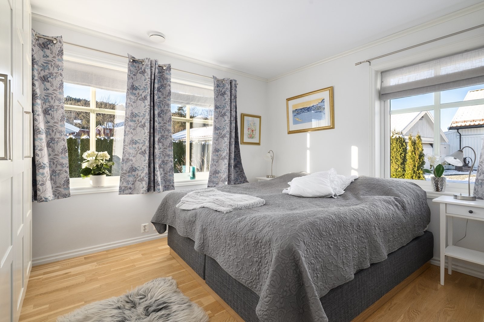 Lyst og romslig soverom i 1. etasje med god oppbevaringsplass for klær i garderobeløsning. Galleribilde