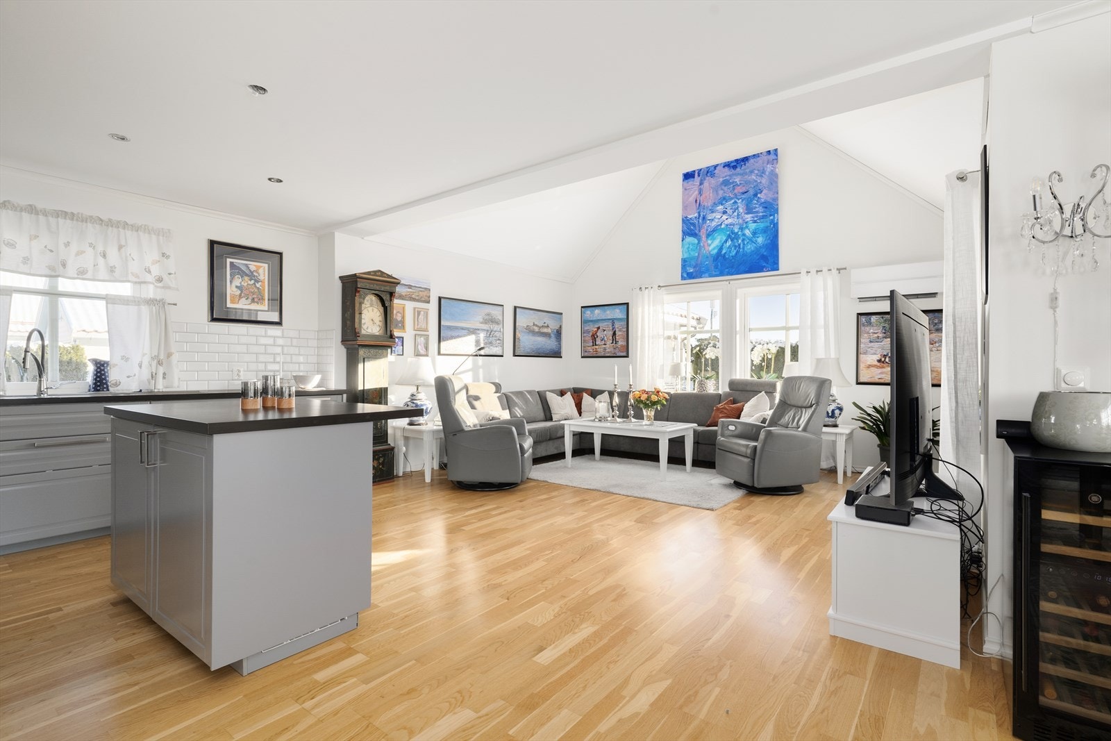 Kjøkkenet ligger i åpen og sosial løsning med stuen, og blir et naturlig samlingspunkt i hjemmet. Galleribilde