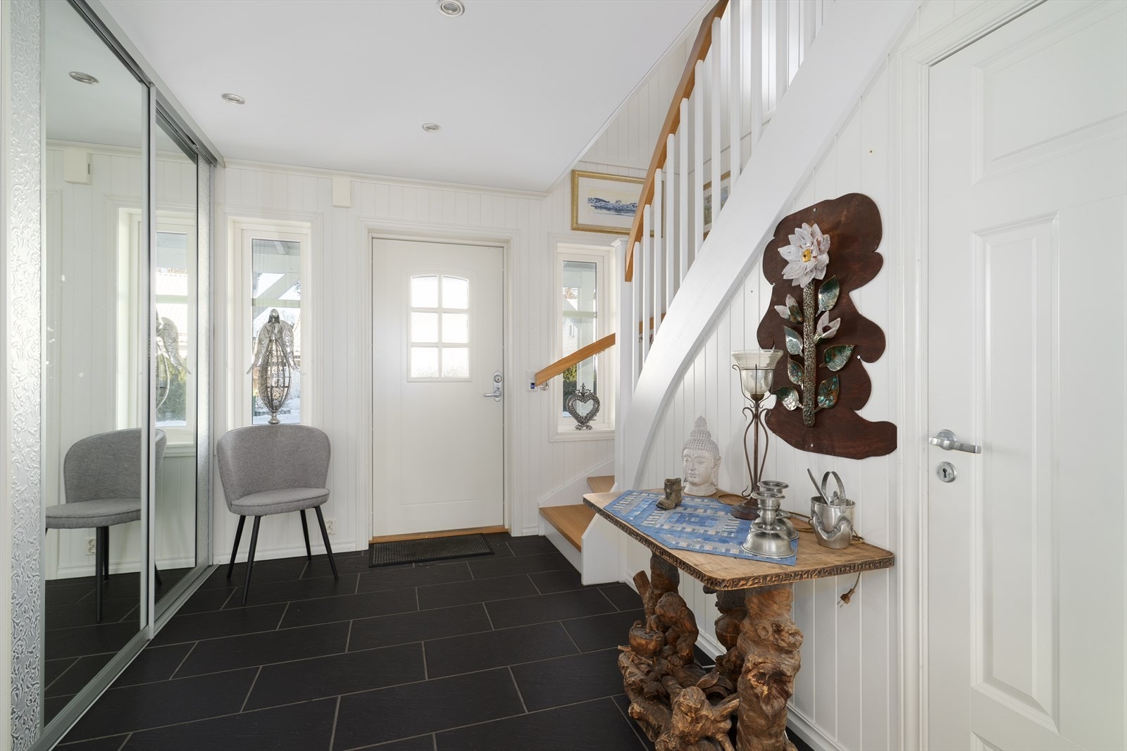 Tiltalende og praktisk hall med skyvedørsgarderobe. Galleribilde