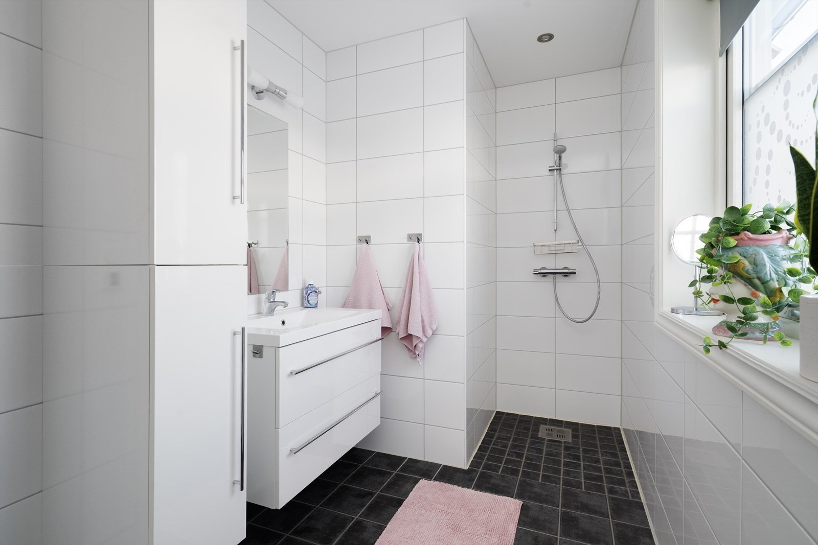 Badet i 1. etasje er lyst og innbydende med flis på gulv samt veggflater, himling er malt med spotter. Galleribilde