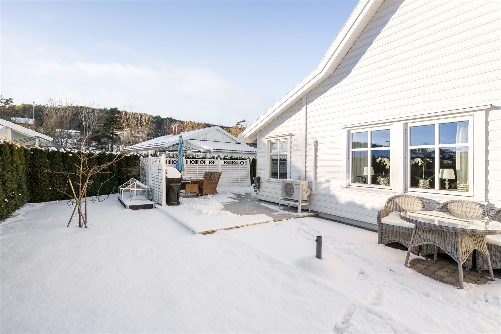 Tomten byr på flere fine utemiljøer hvor man kan flytte seg etter vær og vind! Galleribilde