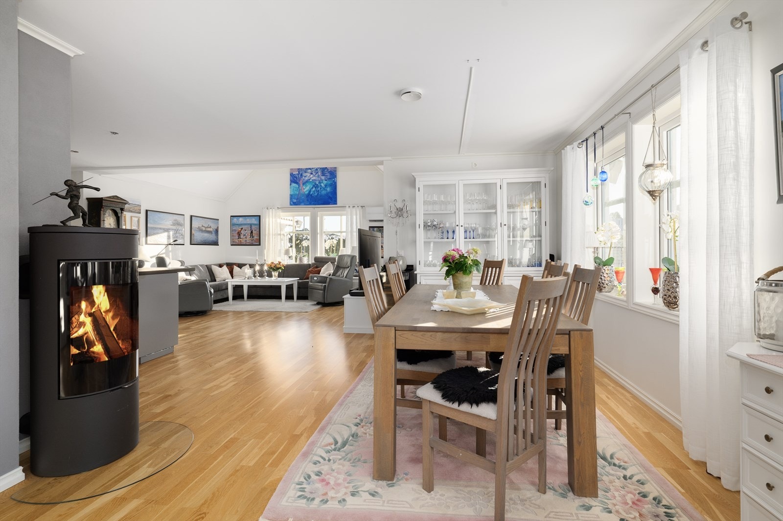Stuen er romslig med plass til både spisestue og sofagruppe. Galleribilde