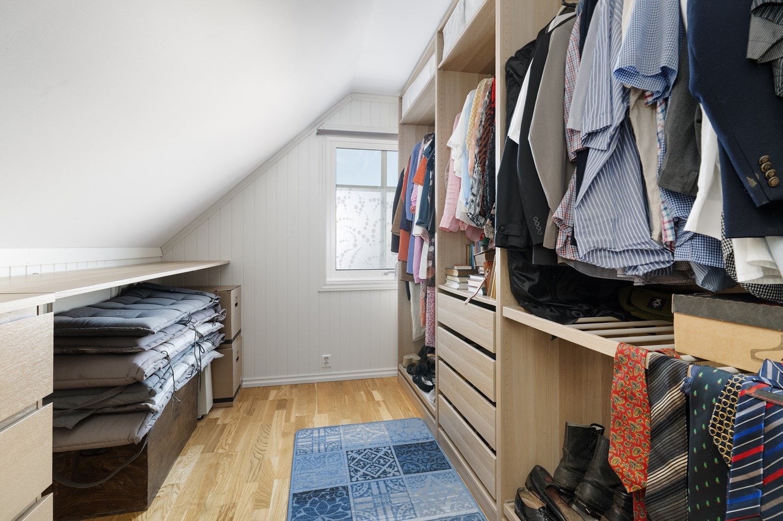 Soverom som nåværende eiere benytter til "walk in" garderobe med flott PAX-garderobe som medfølger! Galleribilde