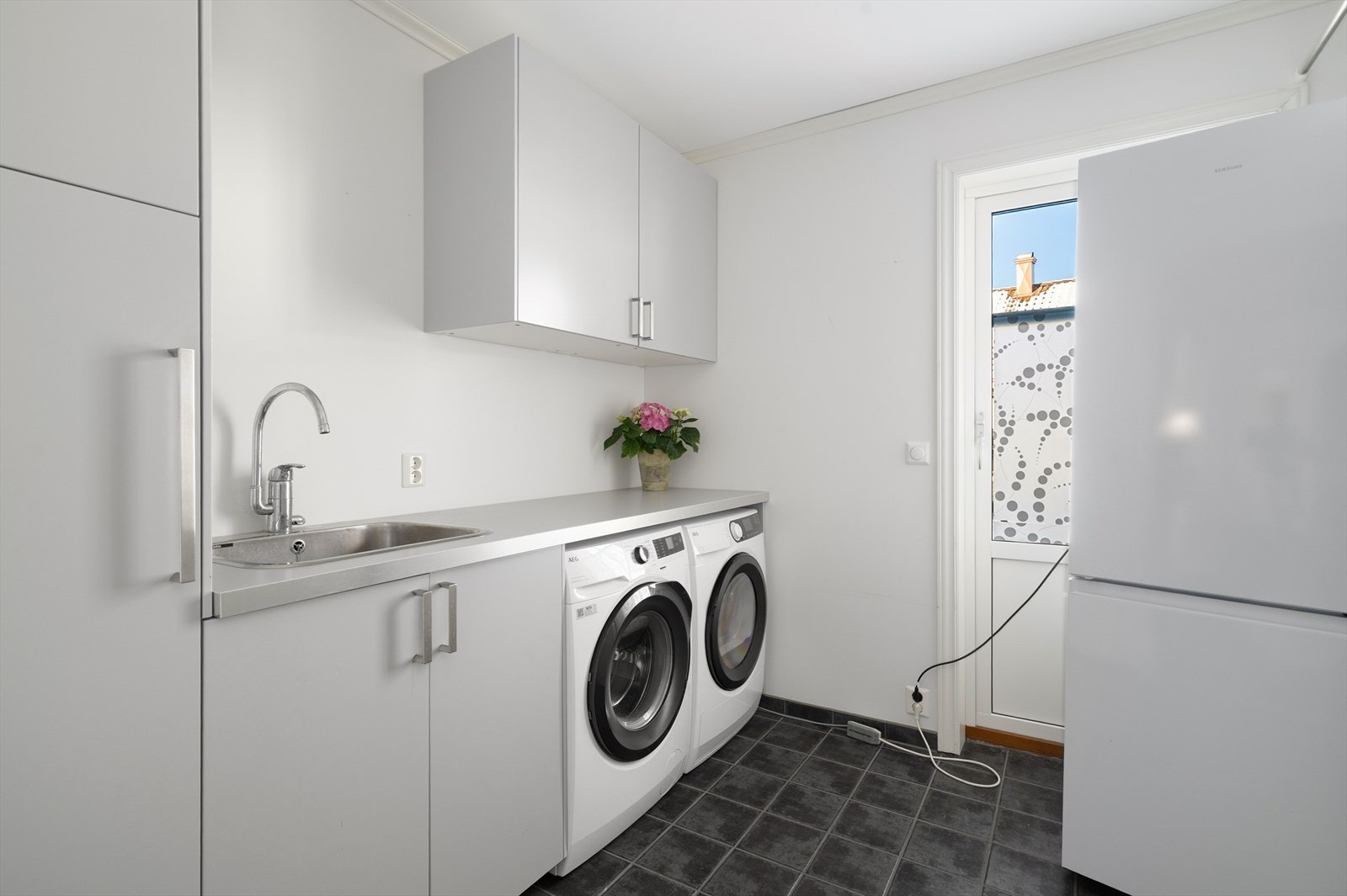 Praktisk og fint vaskerom hvor det er godt med innredning og svært funksjonelt med utgang til hagen. Galleribilde