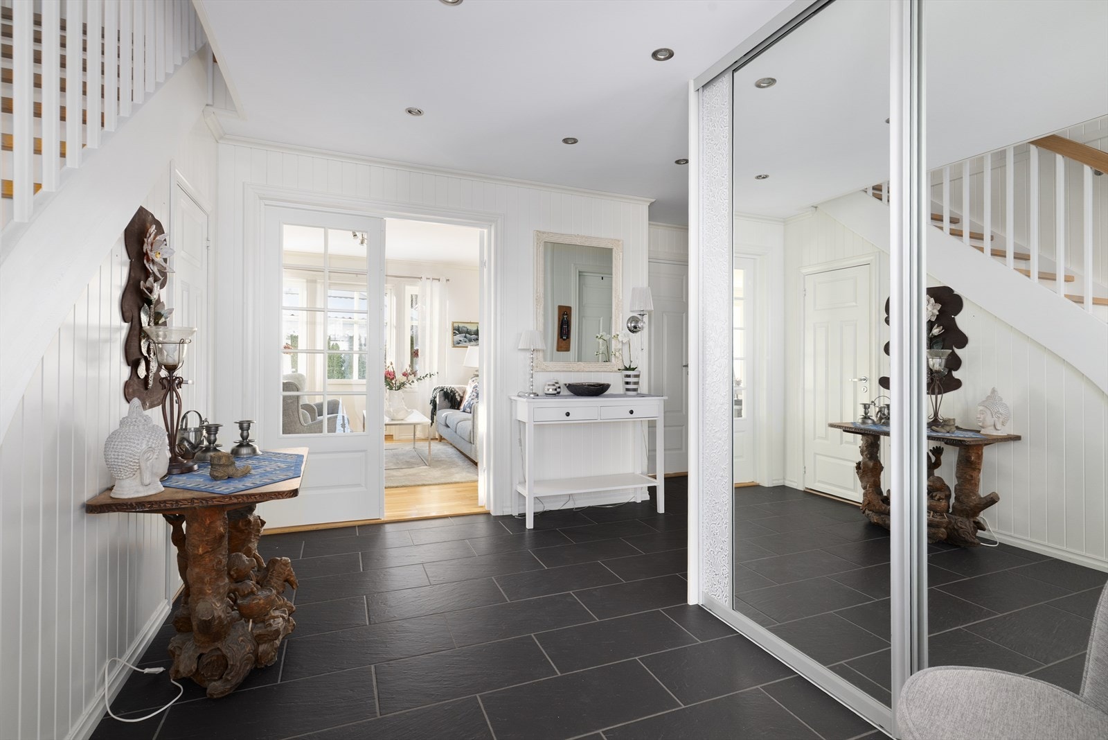 Flott hall med dobbel dør videre inn til stuen. Galleribilde