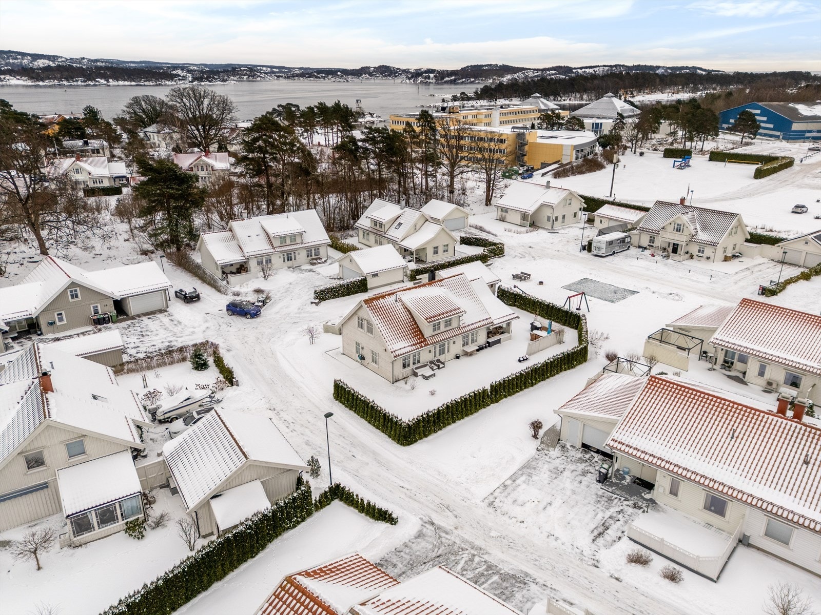 Salendammen 32 - Enebolig fra 2013 med god standard og svært innholdsrik planløsning. God dobbel garasje! Galleribilde