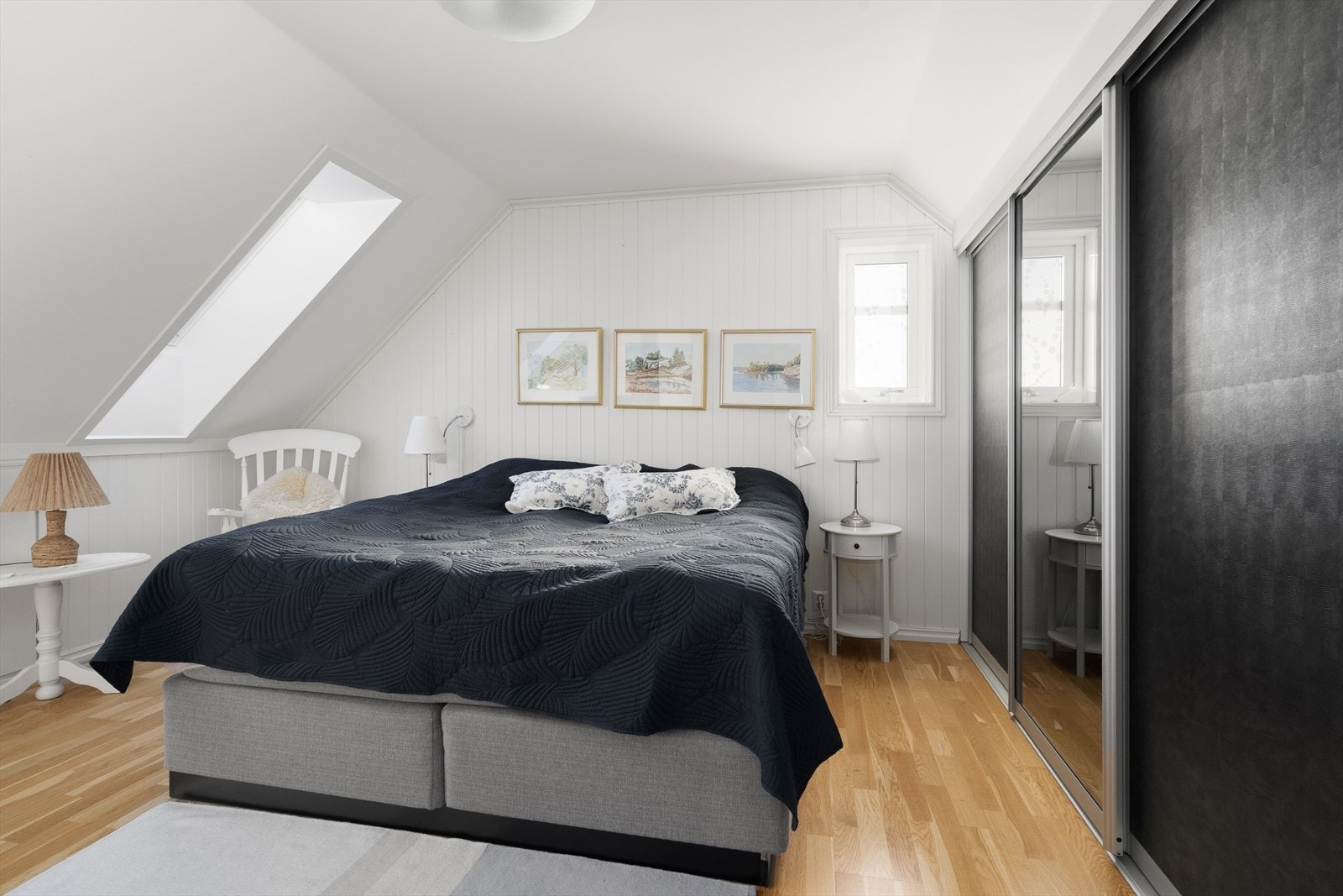 Romslig soverom med fin plass til dobbelt seng og god skyvedørsgarderobe. Galleribilde