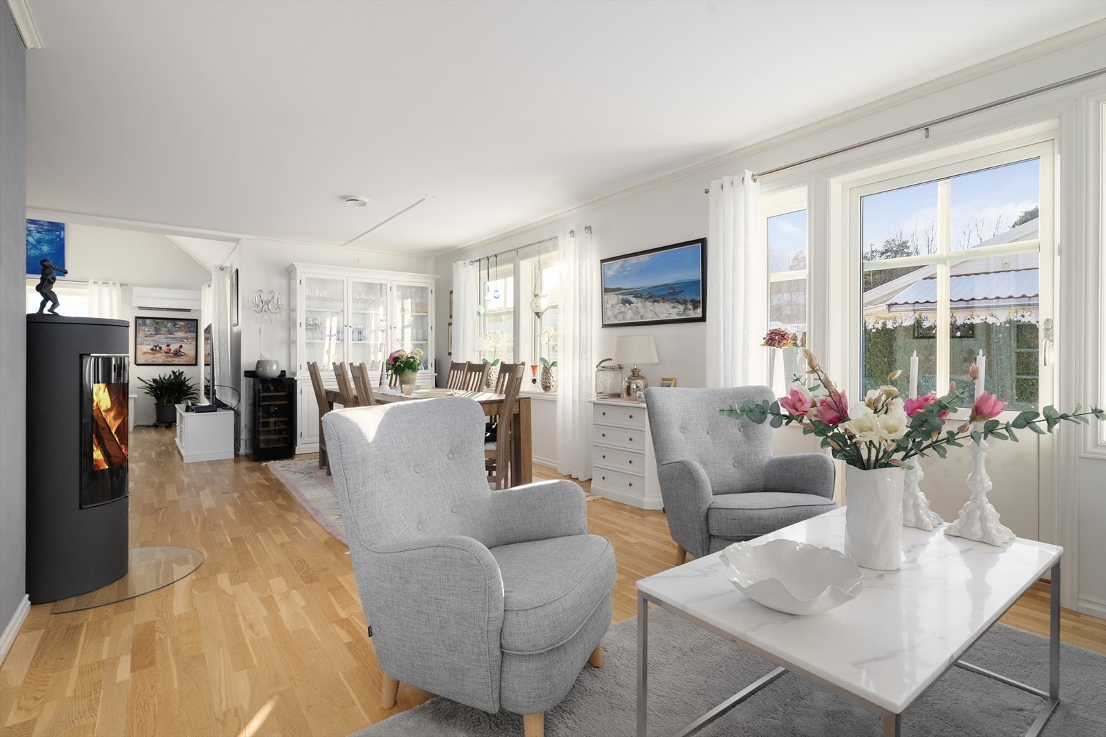 Stue-/spisestue med effektiv og flott peisovn. Det er også montert varmepumpe i 2024. Galleribilde