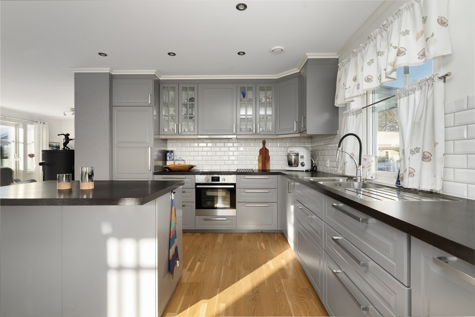 Moderne og tidløst kjøkken med profilert innredning og integrerte hvitevarer. Galleribilde