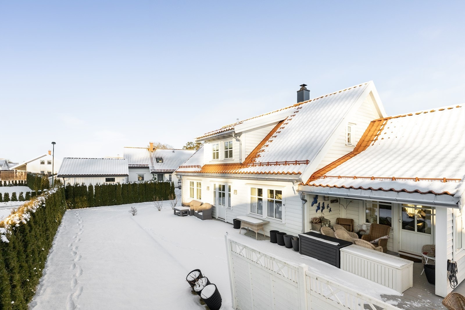 Eiendommen byr på flott solrik terrasse hvor deler er overbygget samt en fin hage som ligger skjermet til og gir rikelig med plass til lek og sosiale sammenkomster. Galleribilde
