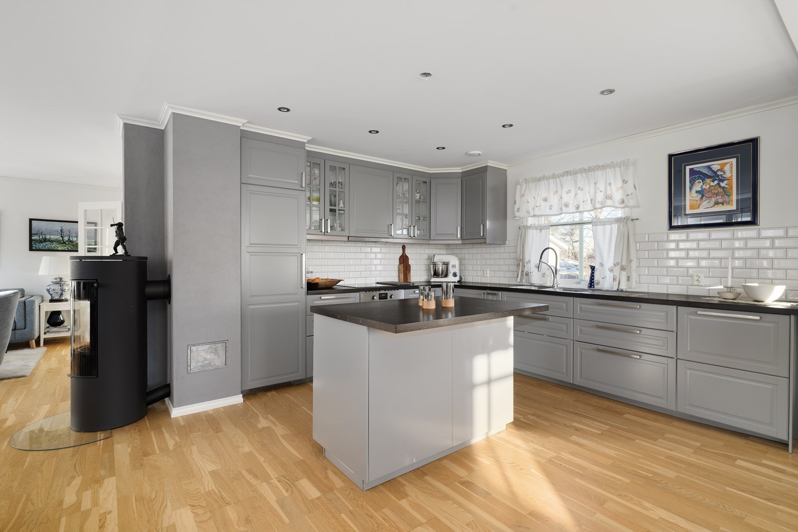 Lekkert kjøkken hvor det er rikelig med både skap- og benkplass. Galleribilde