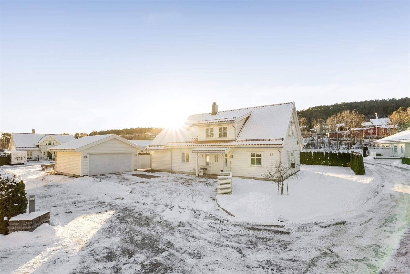 Tomten er pent opparbeidet med asfaltert gårdstun, grøntareal med hage, terrasse og variert beplantning. Galleribilde