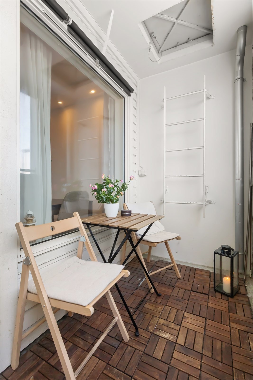 Leilighetens innglassede balkong måler ca. 4 kvm og er vendt mot vest. Galleribilde