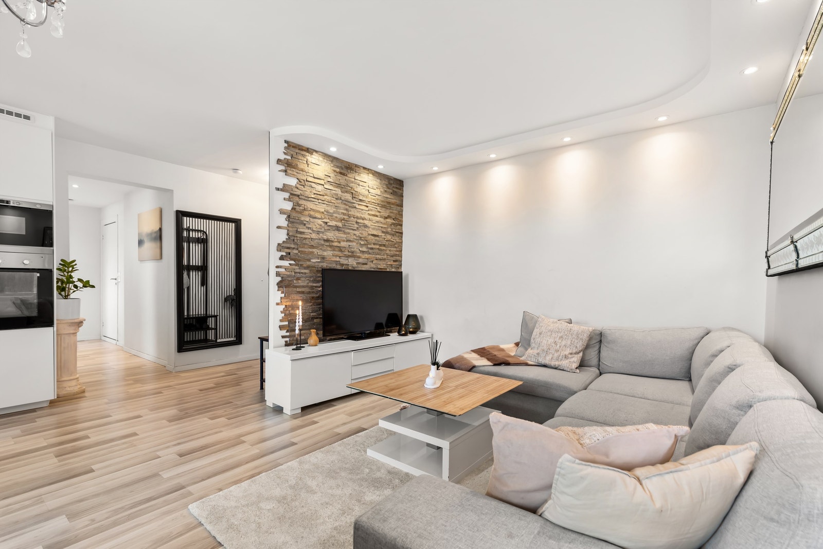 Den åpne stue/kjøkken løsningen gir en sosial og fin løsning. Galleribilde