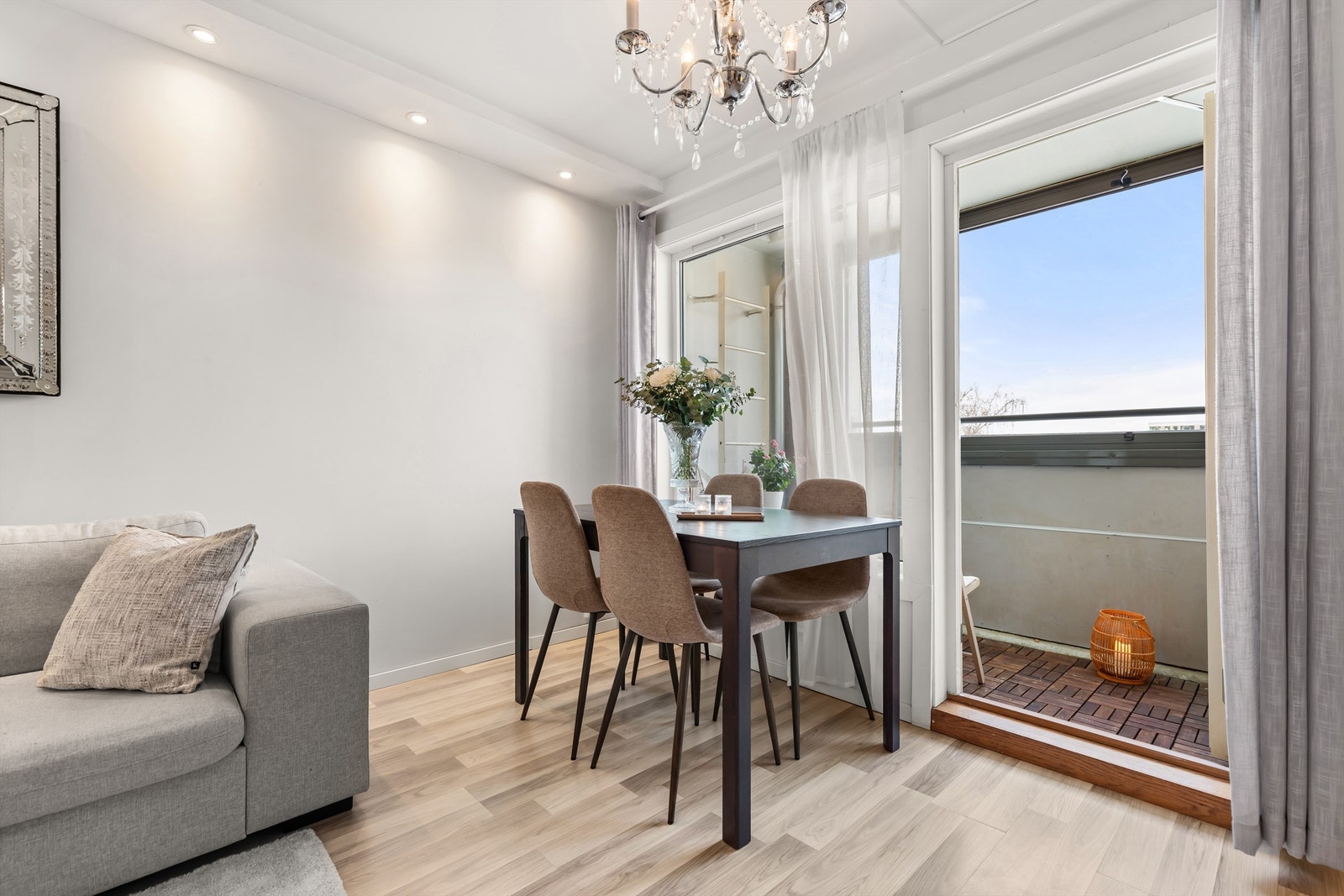 Videre er det i naturlig tilknytning til kjøkkenet, plass til å møblere med spisegruppe. Her kan man invitere venner og familie på hyggelige sosiale sammenkomster. Galleribilde