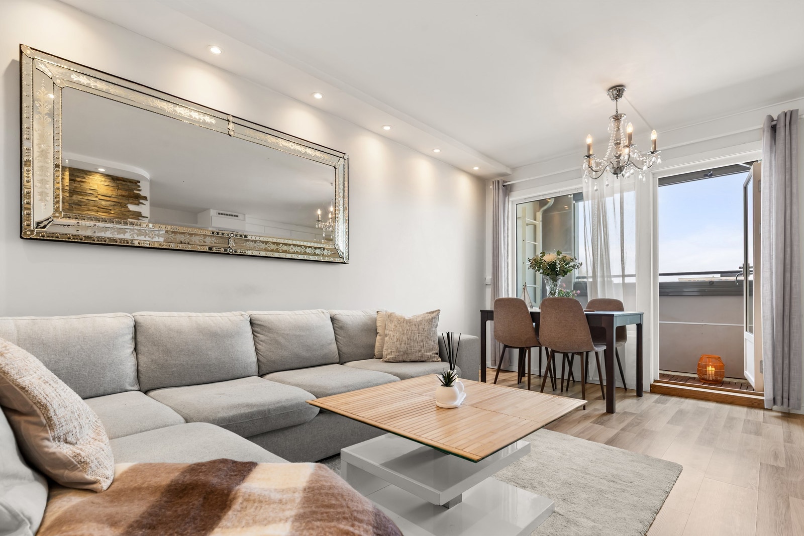 I stuen er det plass til sofagruppe med tilhørende salongbord og tv-seksjon. Galleribilde