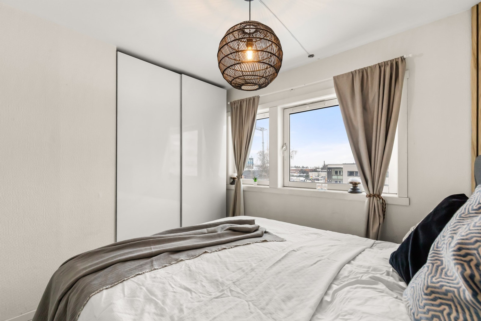 Oppbevaring i medfølgende, praktisk garderobe. Galleribilde