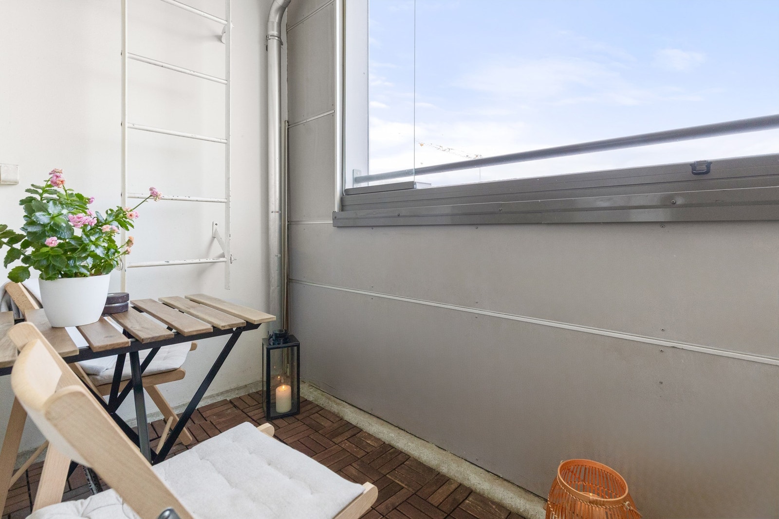 Balkongen har med andre ord gode solforhold. Innglassing av balkongen utvider bruken til større deler av året. Galleribilde