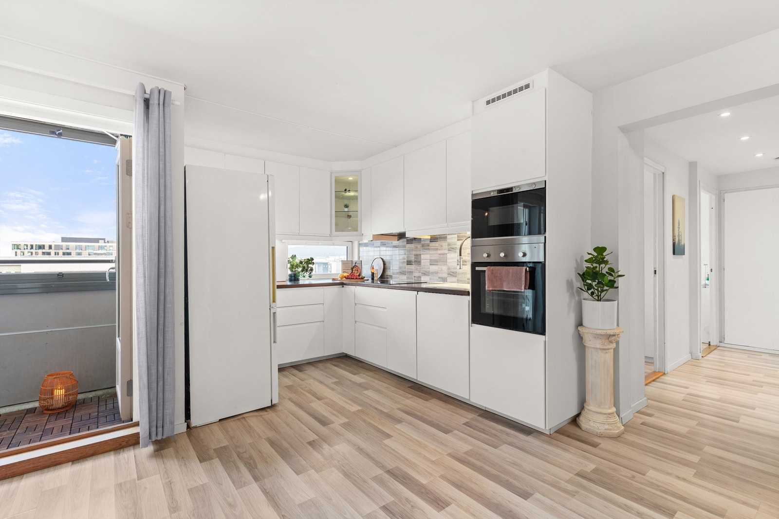 En lys, luftig og innholdsrik 3-roms med innglasset balkong, god planløsning og sentral beliggenhet på Furuset. Galleribilde