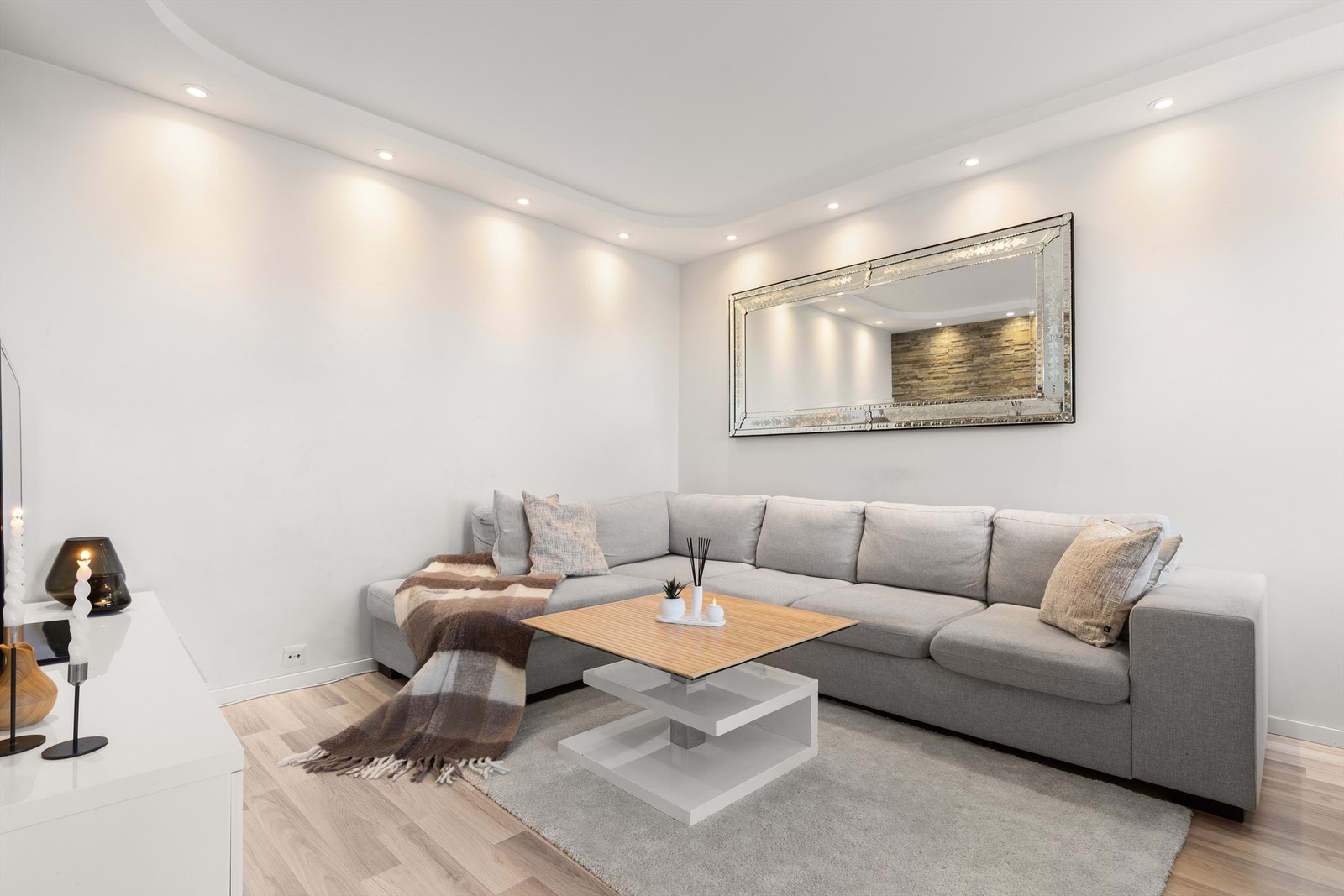 Stuen har lysmalte overflater i tidløse toner og spottlights i taket. Galleribilde