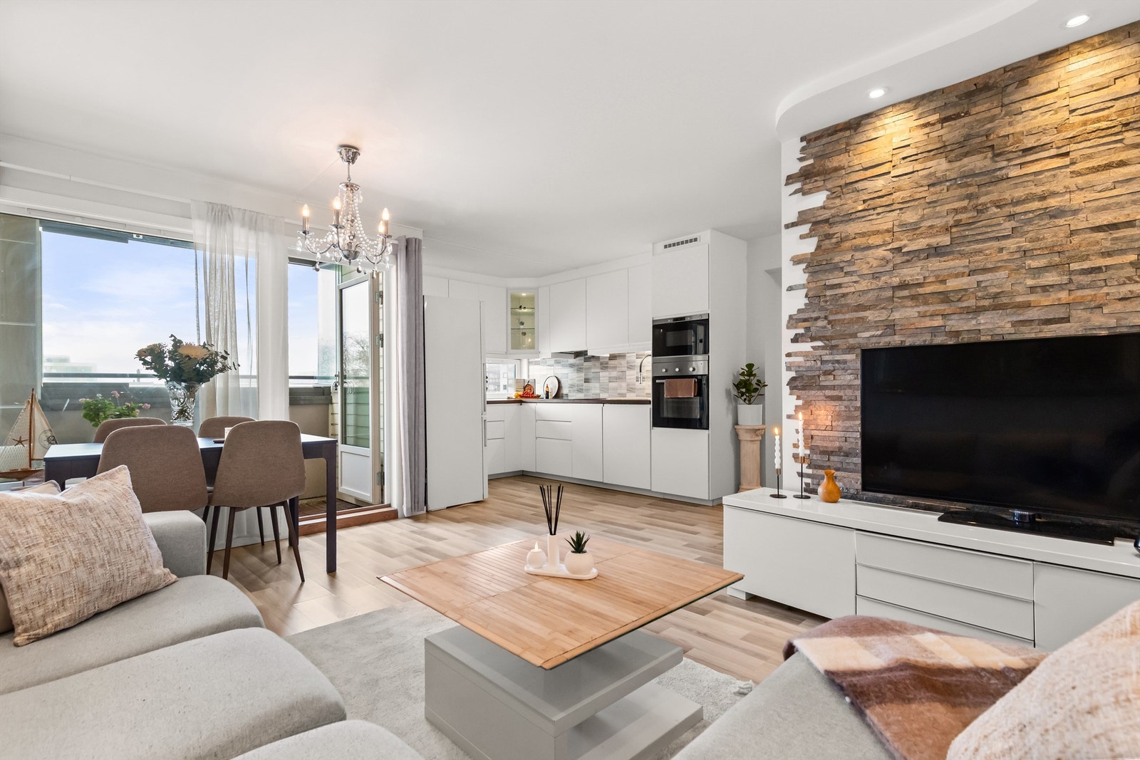 Romslig og lys stue med plass til å innrede i ulike soner. Galleribilde