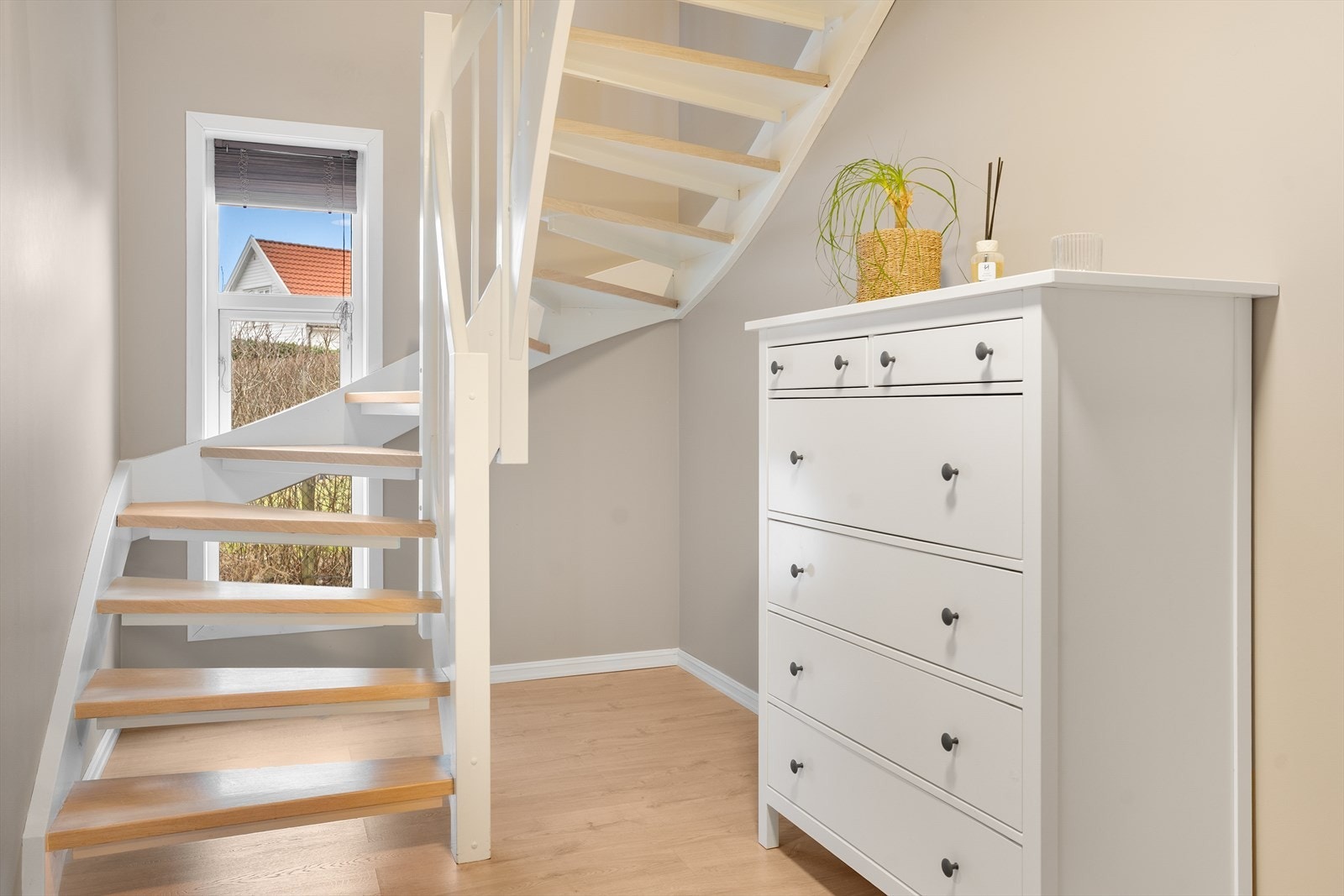 Gang som ble pusset opp i 2021, da ble også trappetrinn foliert og rekkverk malt Galleribilde