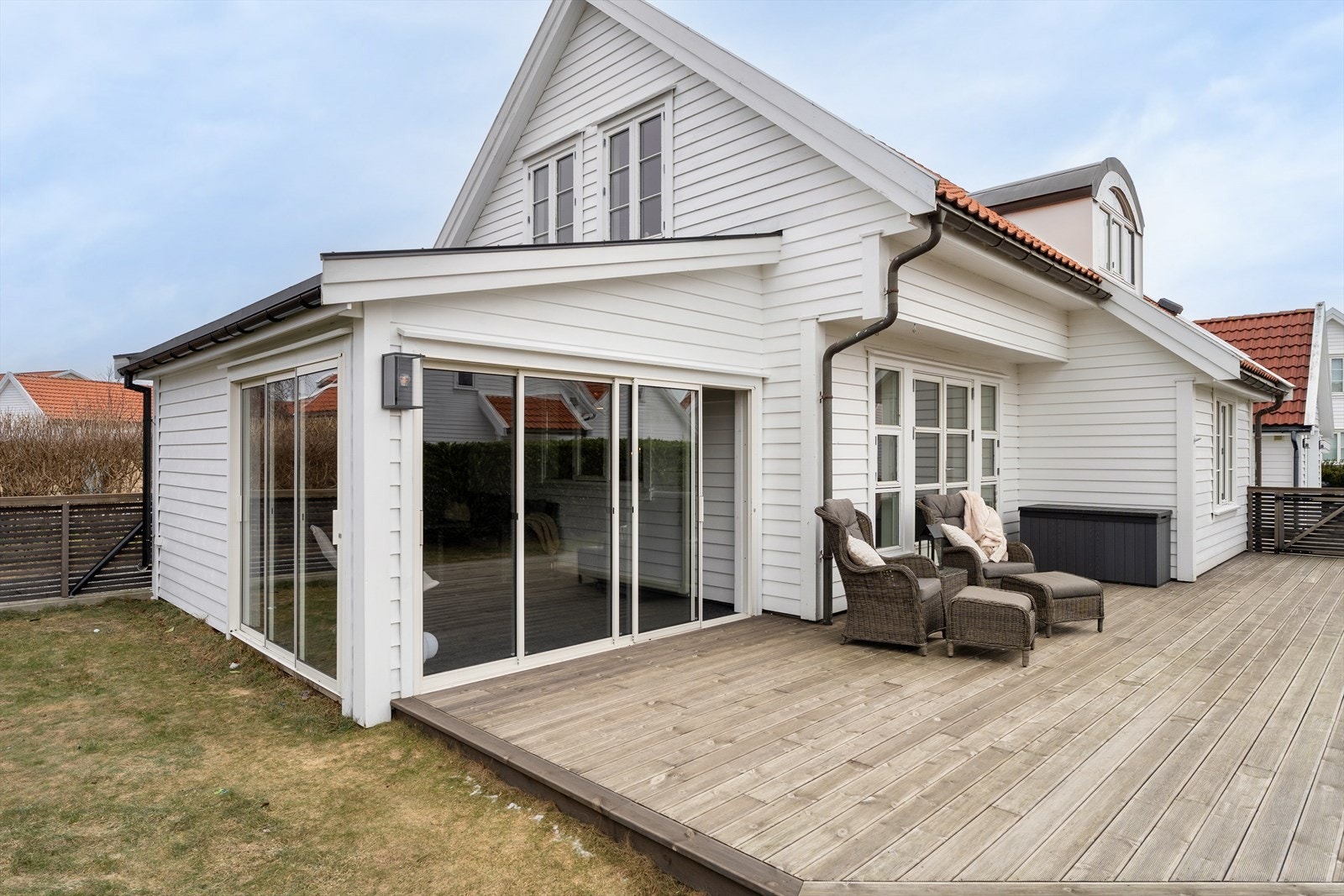 I hagen som er rammet inn med beplatning i tomtegrensen oppholder en seg godt skjermet og har en plass for seg selv. Galleribilde