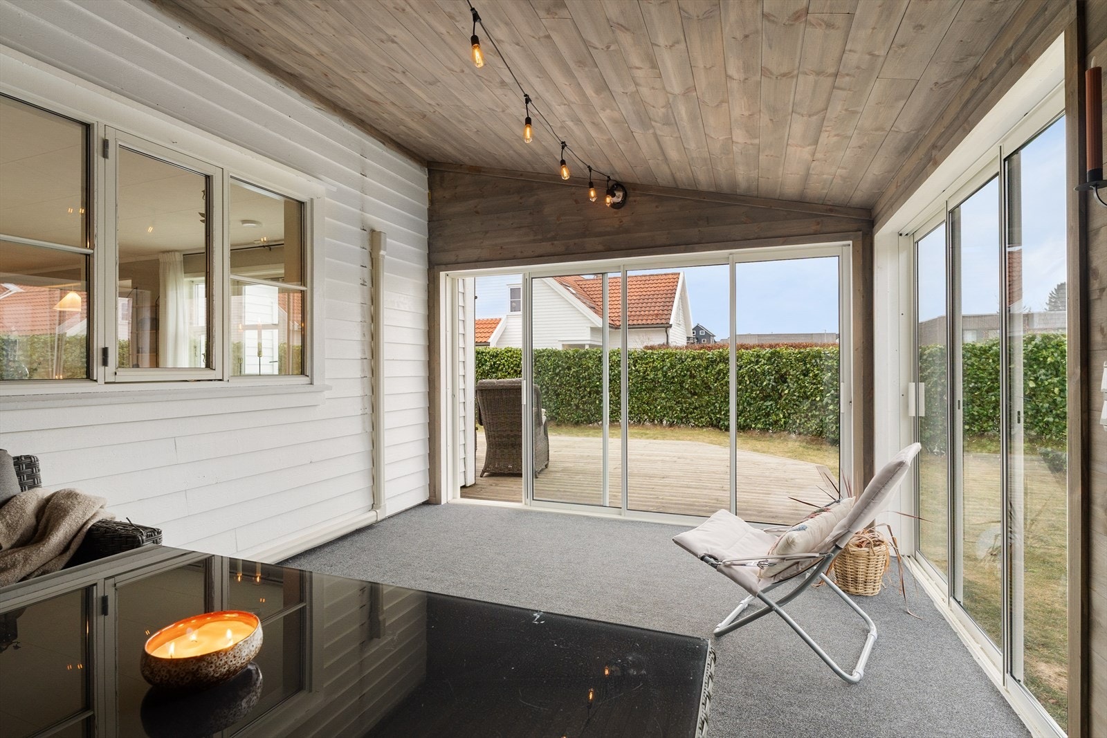 Hagestue med isolerte vegger- og tak (ikke gulv), nydelig innredet med panel og oppført i 2024 med ferdigattest datert 22.10.2024. Galleribilde