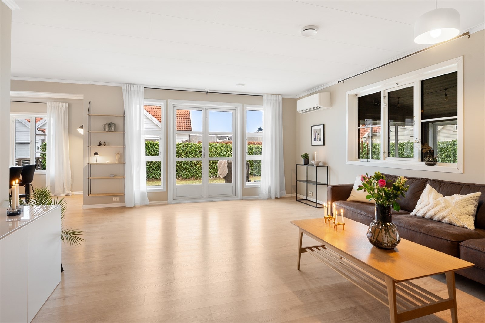 Lyse og lette fargevalg på overflatene- Alle vegger i hovedetasjen ble malt i 2021. Galleribilde