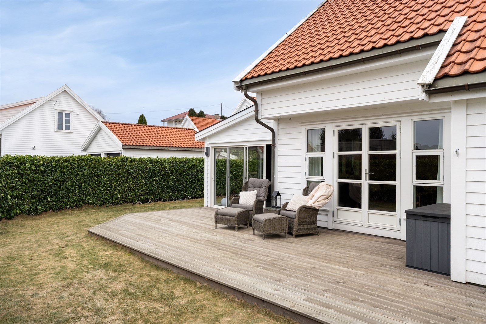 Uteområde er nydelig opparbeidet med terrasse, hage og herlig hagestue Galleribilde