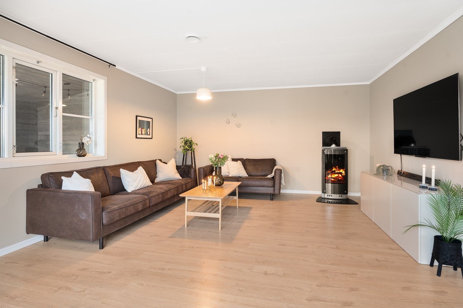 Romslig stue med naturlig plass til TV-sone. Galleribilde