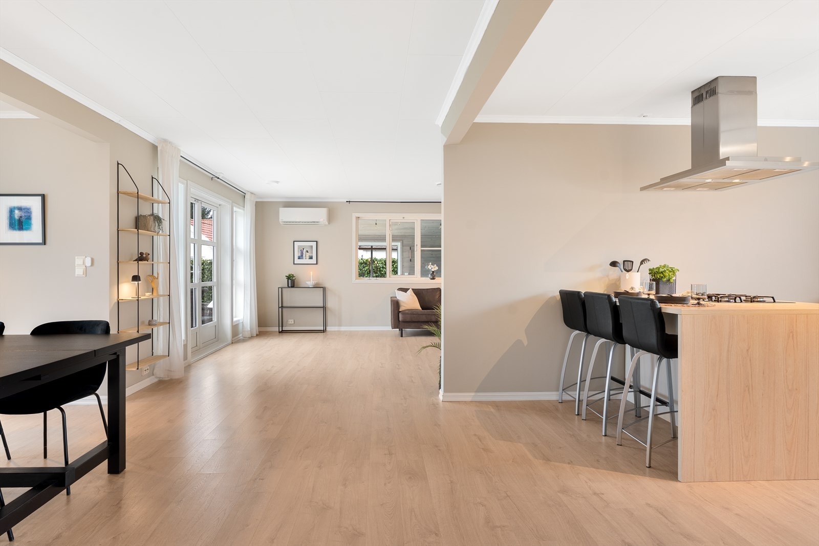 Kjøkken i åpen løsning mot stue som gir en sosial og åpen planløsning. Galleribilde