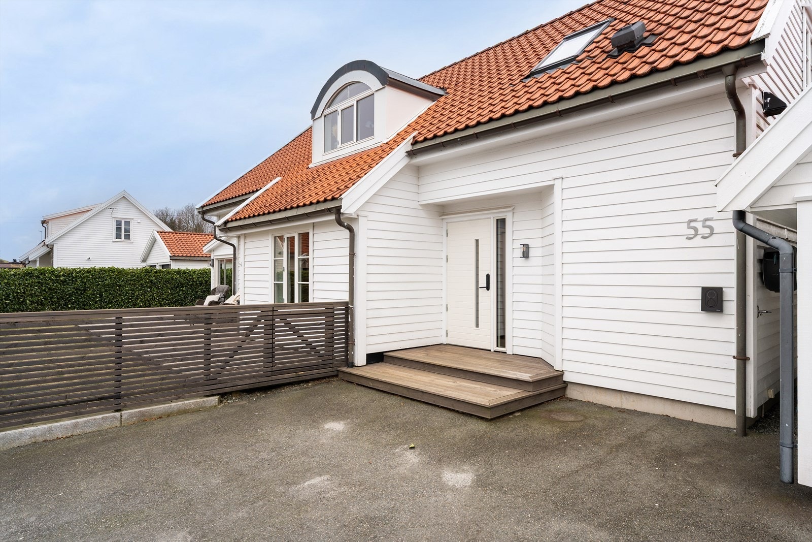 Asfaltert gårdsrom med elbillader fra 2023 og garasje på 22 kvm med lagringsloft. Galleribilde