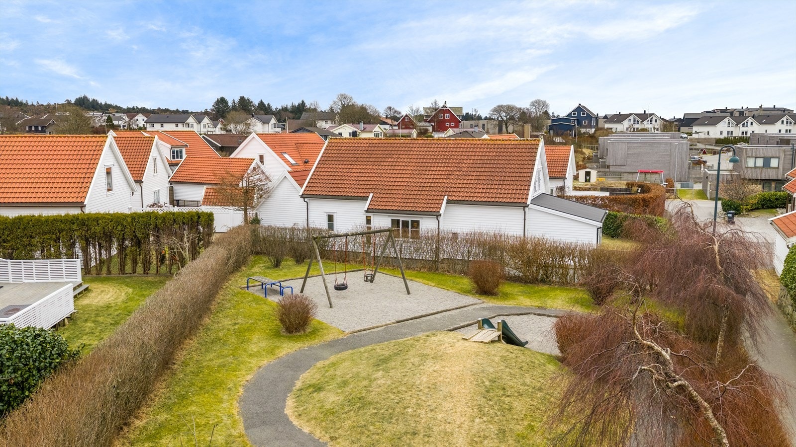 Vormedal har blitt et ettertraktet boområde for familier, hvor barn i alle aldre finner venner og lekekamerater i nærmiljøet. Vormedal har et godt oppvekstmiljø med tre barnehager, barne- og ungdomsskole samt moderne flerbrukshall og svømmehall. Galleribilde