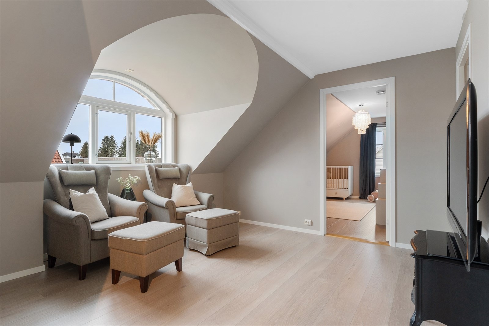 Hele loftsetasjen pusset opp med nye gulv og nymalt vegger (utenom soverm 3 og bod) Galleribilde