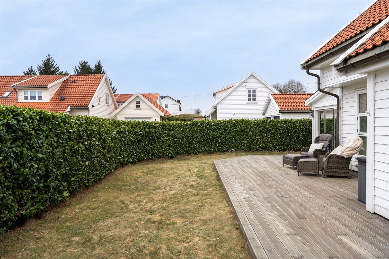 I gressplen er det installert robotklipper som medfølger i handelen Galleribilde