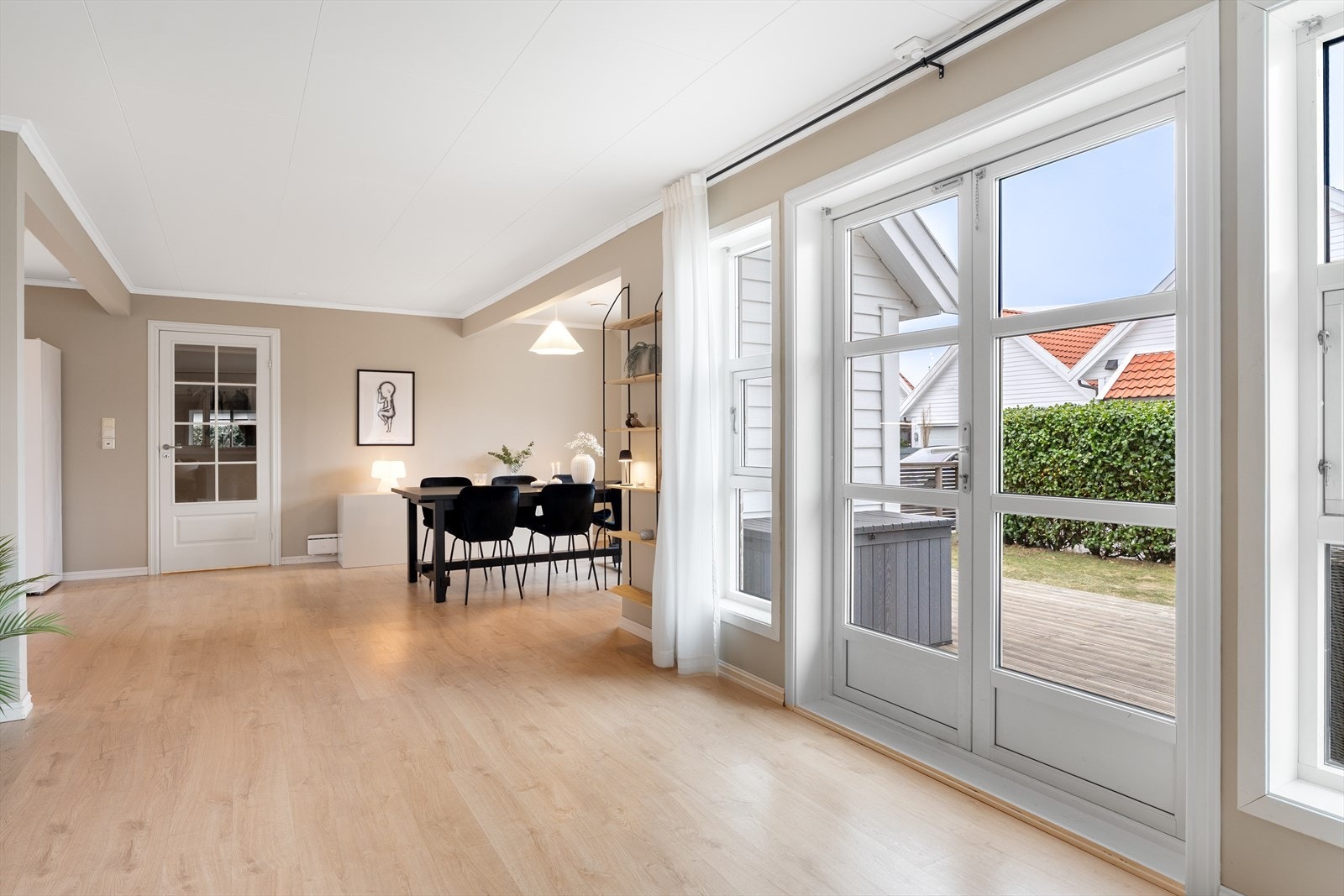 Utgang fra stuen til det er herlige og ikke minst solrike uteområde med hage, terrasse og hagestue. Galleribilde