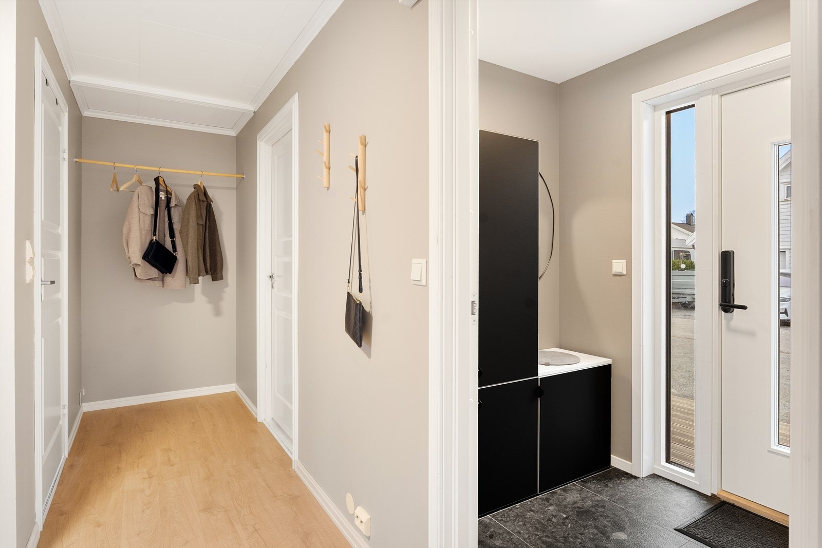 Oppusset gang i 2023 med ny 60x60 fliser på gulv, malt vegger og nytt gipstak som ble malt. Galleribilde